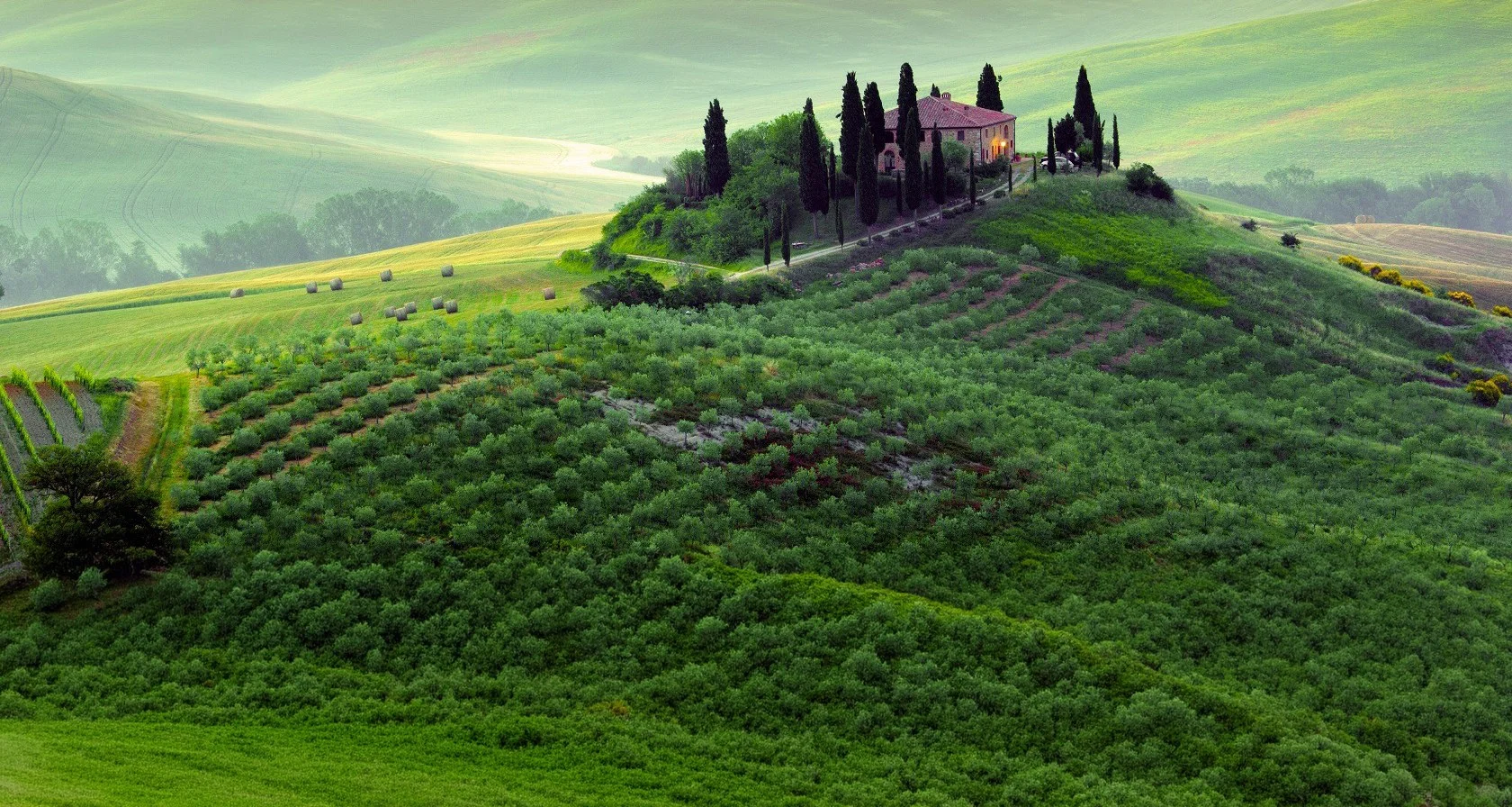 Le colline di Vinci con un casale fra i cipressi