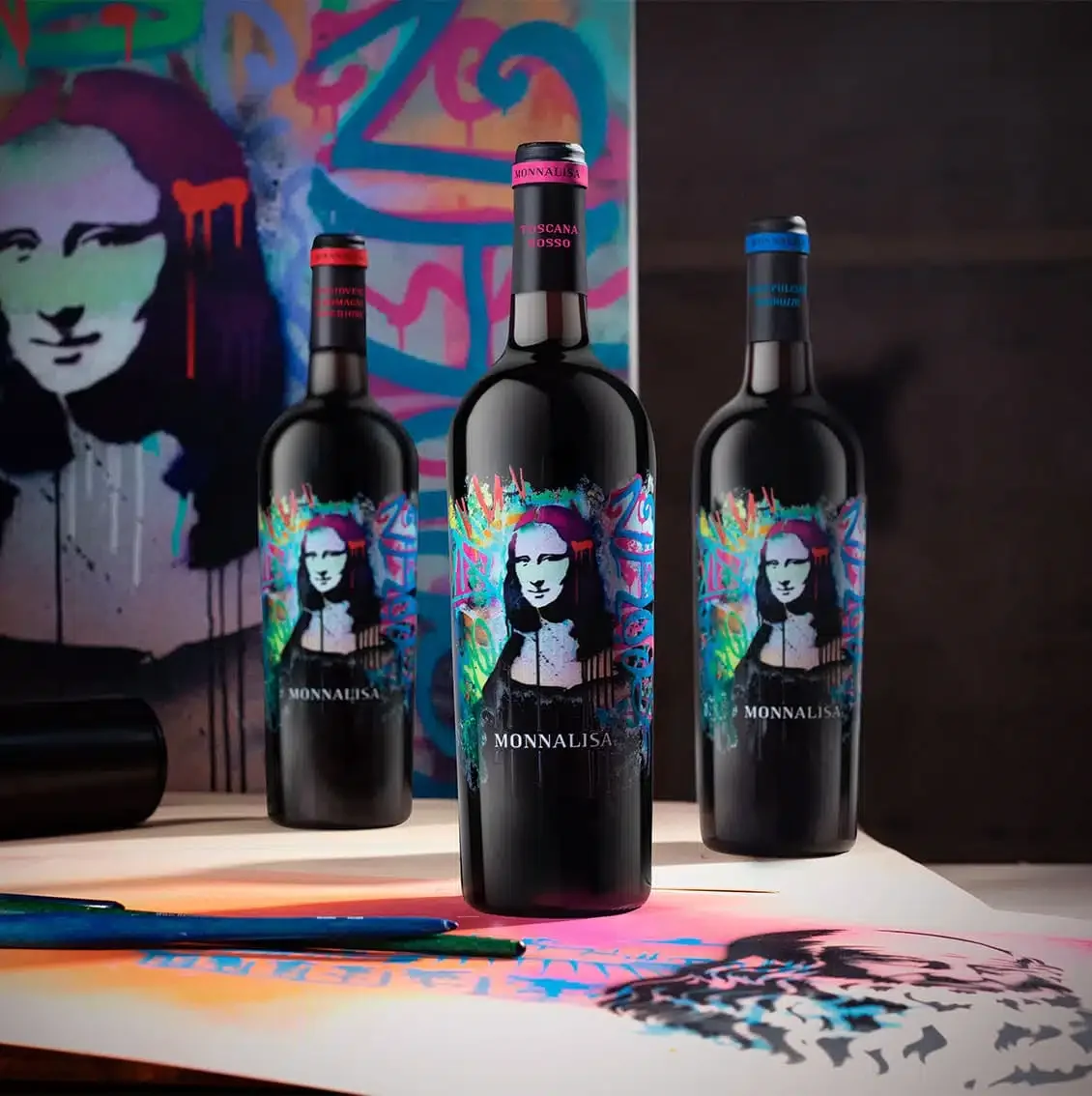 Le bottiglie della collezione Monnalisa davanti a un muro di street art