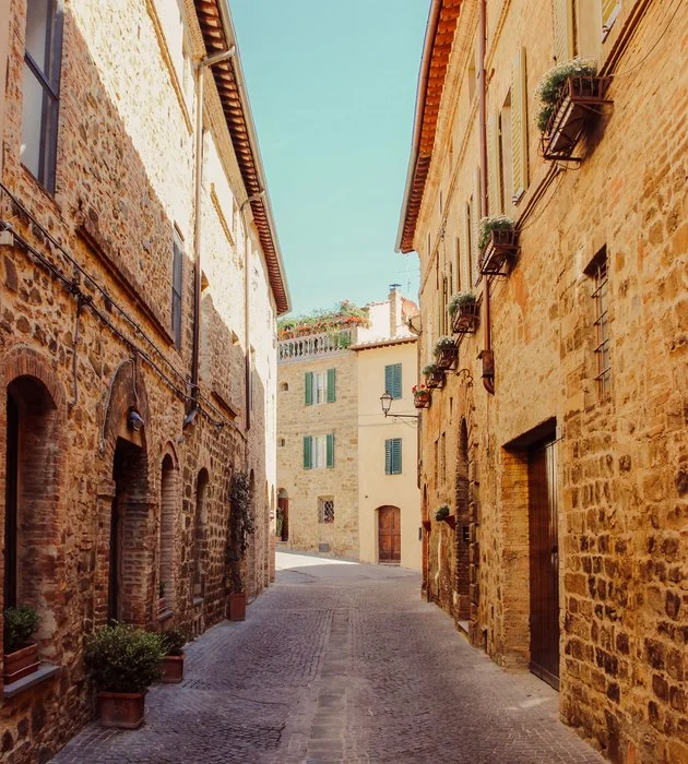 Vicolo in pietra nel borgo di Montalcino