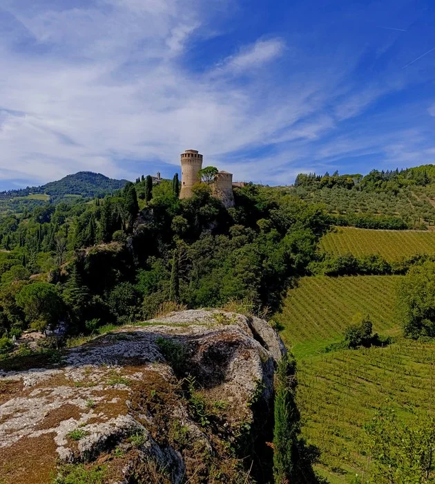 Rocca su una collina di Romagna